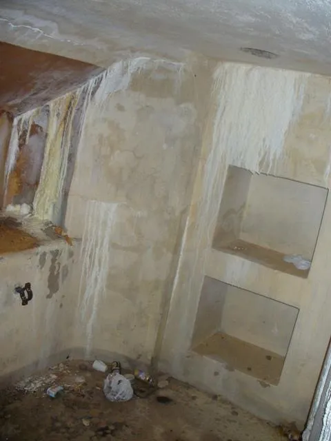 - Passo Monte Croce di Comelico - I vani delle riservette di una camera per mitragliatrice -