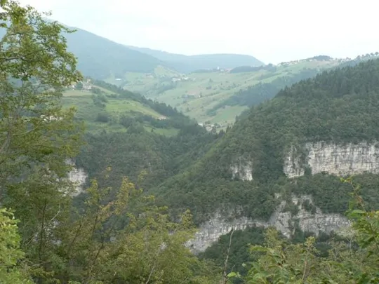 Spitzknotto Spizegonotto, le frazioni di Foza: dalla sinistra Ecar, in centro al basso  Tessar di Sotto, e sopra Tessar di Sopra