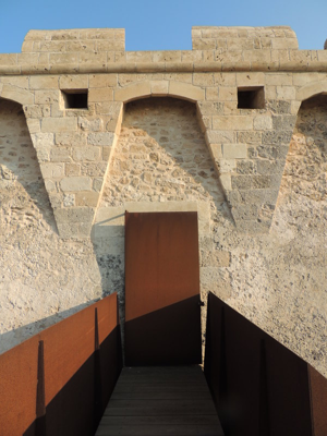 Torre Borraco - La passerella verso la porta d