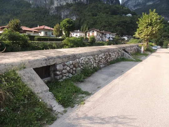 Gli ingressi dal retro ora chiusi