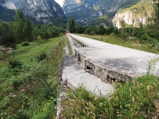 Trincerone di Grigno - vista esterna sulle feritoie, é possibile notare le sedi delle piastre che chiudevano le feritoie