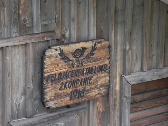 Pal Piccolo Alpi Carniche - targa su baracca austriaca