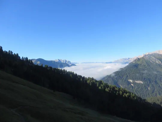 Catinaccio Antermoia: Val di fassa coperta dalla nebbia