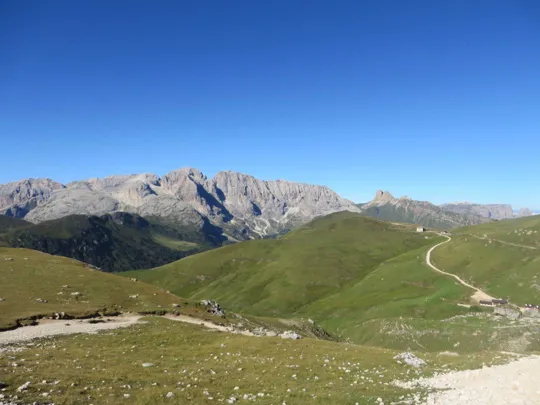 Catinaccio Antermoia: il Rifugio Sasso Piatto e sullo sfondo il catinaccio