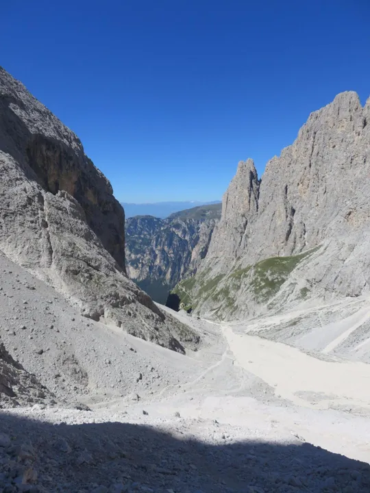 Catinaccio Antermoia: vista della valle laterale che porta al Rifugio Bergamo.