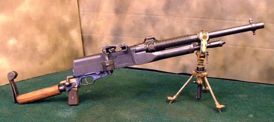 itragliatrice Hotchkiss M1909, con calciolo ammortizzato e piccolo treppiede nella posizione intermedia