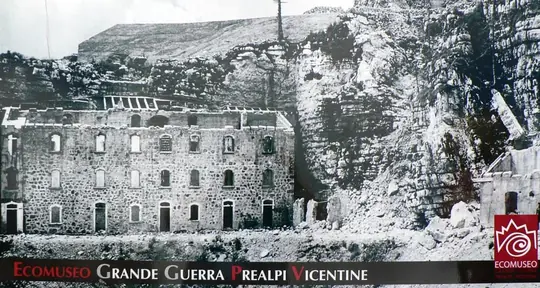 Forte Campolongo in una fotografia storica, con la caserma e le strutture danneggiate