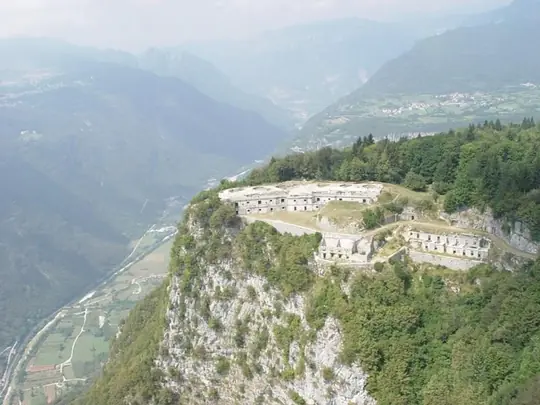 Forte Corbin oggi, con gli edifici affacciati sulla Val d'Astico
